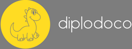 Logo Diplodoco -   desenho dinossauro diplodoco em cinza com fundo amarelo, escrito diplodoco em caixa baixa em branco 